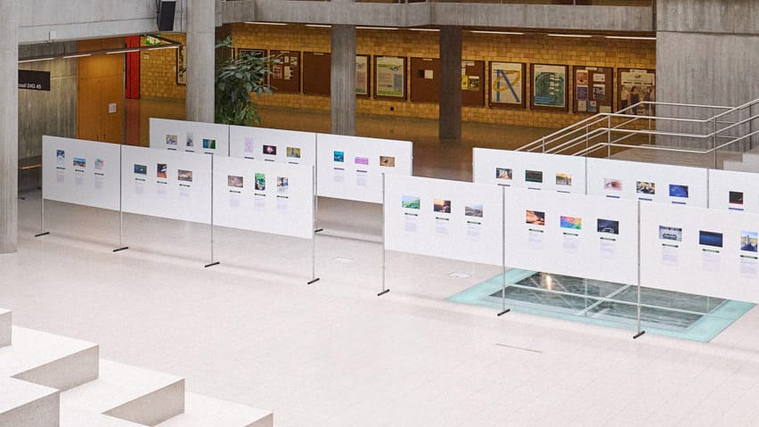 Fettbewerbsfotografien aufgehängt auf weisse Stellwände im Lichthof des Irchel Campus